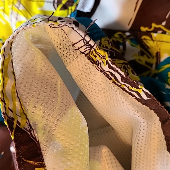 Like new 5 pocket men's shorts/ swim trunks. Mesh interior. - Picture 11 of 12